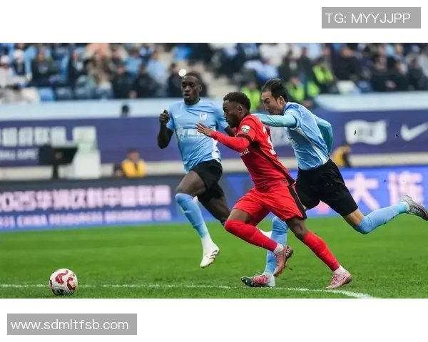 足球明星加盟球队后亲自驾车到训练场引发球迷热议