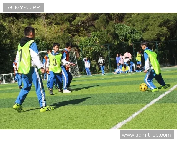 足球明星华丽出场走秀展现风采引领时尚潮流与运动激情的完美结合