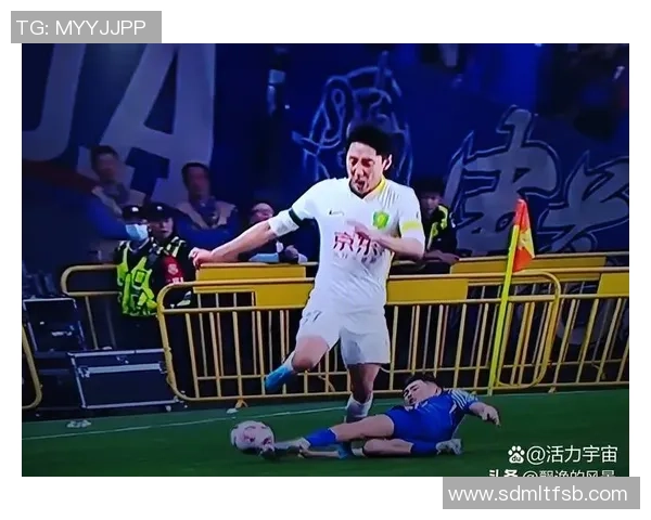 足球明星因争议判罚愤怒掀翻桌子引发热议视频曝光