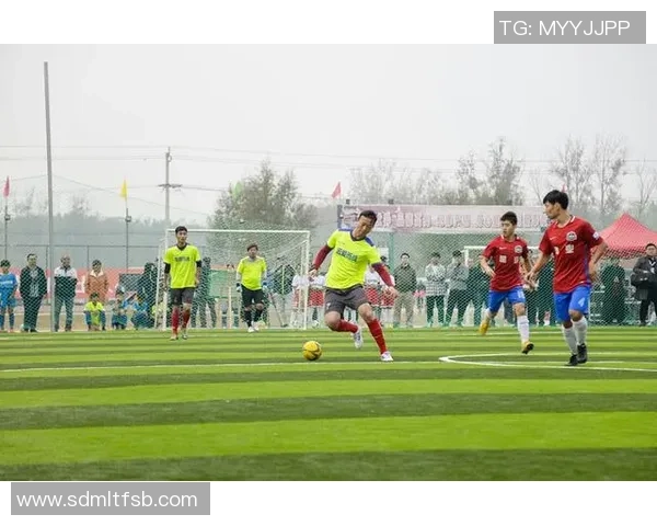 足球明星归乡之旅揭示家乡情怀与梦想追寻的故事 足球明星归乡之旅揭示家乡情怀与梦想追寻的故事