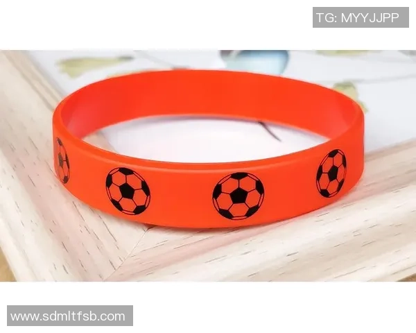 足球明星手腕绑带视频引发热议球迷纷纷猜测其背后含义与影响