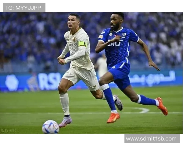 足球明星扔鞋瞬间高清照片展现运动激情与个性魅力