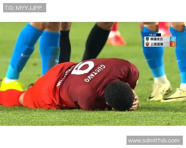 足球明星拍照时意外现身引发粉丝热议瞬间成焦点