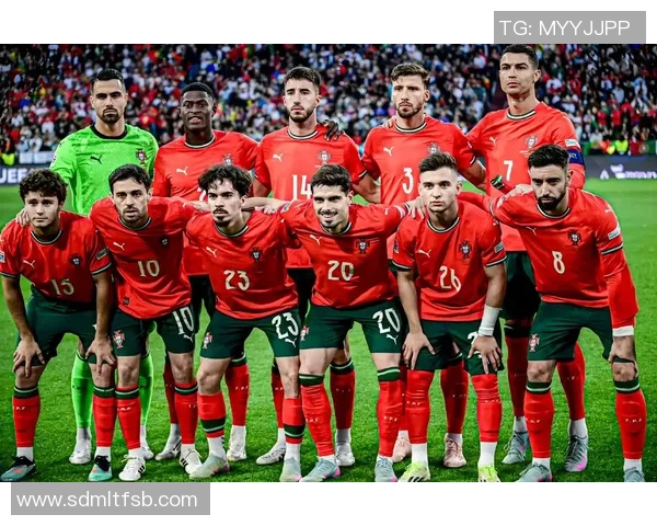 足球明星热烈祝贺球队夺冠分享胜利喜悦与奋斗精神