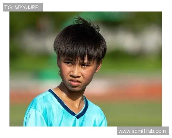 足球明星清爽发型女生的时尚潮流与搭配技巧解析