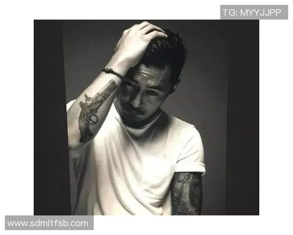 足球明星独特字母纹身大揭秘展现个性与风格的艺术之旅 足球明星独特字母纹身大揭秘展现个性与风格的艺术之旅