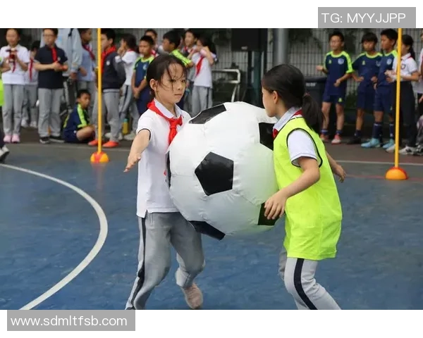 足球明星的孩子同台竞技展现天赋与梦想的精彩瞬间 足球明星的孩子同台竞技展现天赋与梦想的精彩瞬间