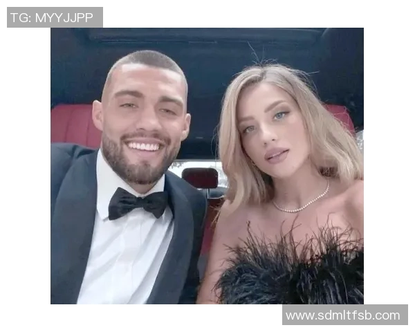 足球明星的爱情故事：揭秘那些比他们年长的妻子背后的魅力与智慧