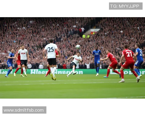 足球明星瞬间定格精彩瞬间展现球场魅力与激情的完美瞬间 足球明星瞬间定格精彩瞬间展现球场魅力与激情的完美瞬间