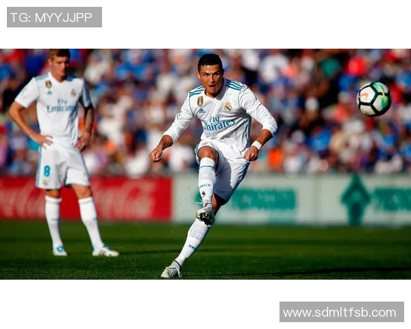 足球明星精彩转圈射门瞬间集锦让你领略绝妙技巧与力量的完美结合